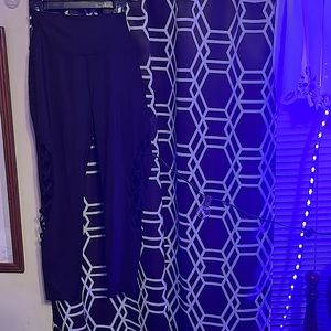 Black athletic leggings. Size: 4-6. In good condition